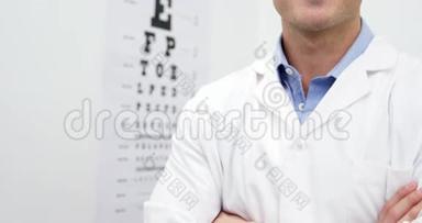眼科诊所的眼科医生